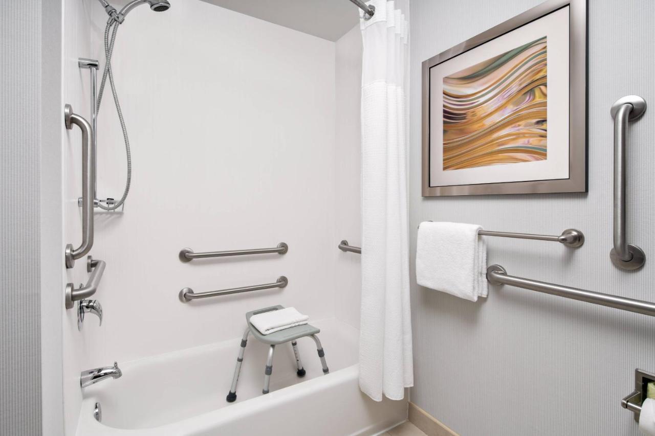 Courtyard By Marriott Raleigh North/Triangle Town Center Hotel Екстериор снимка