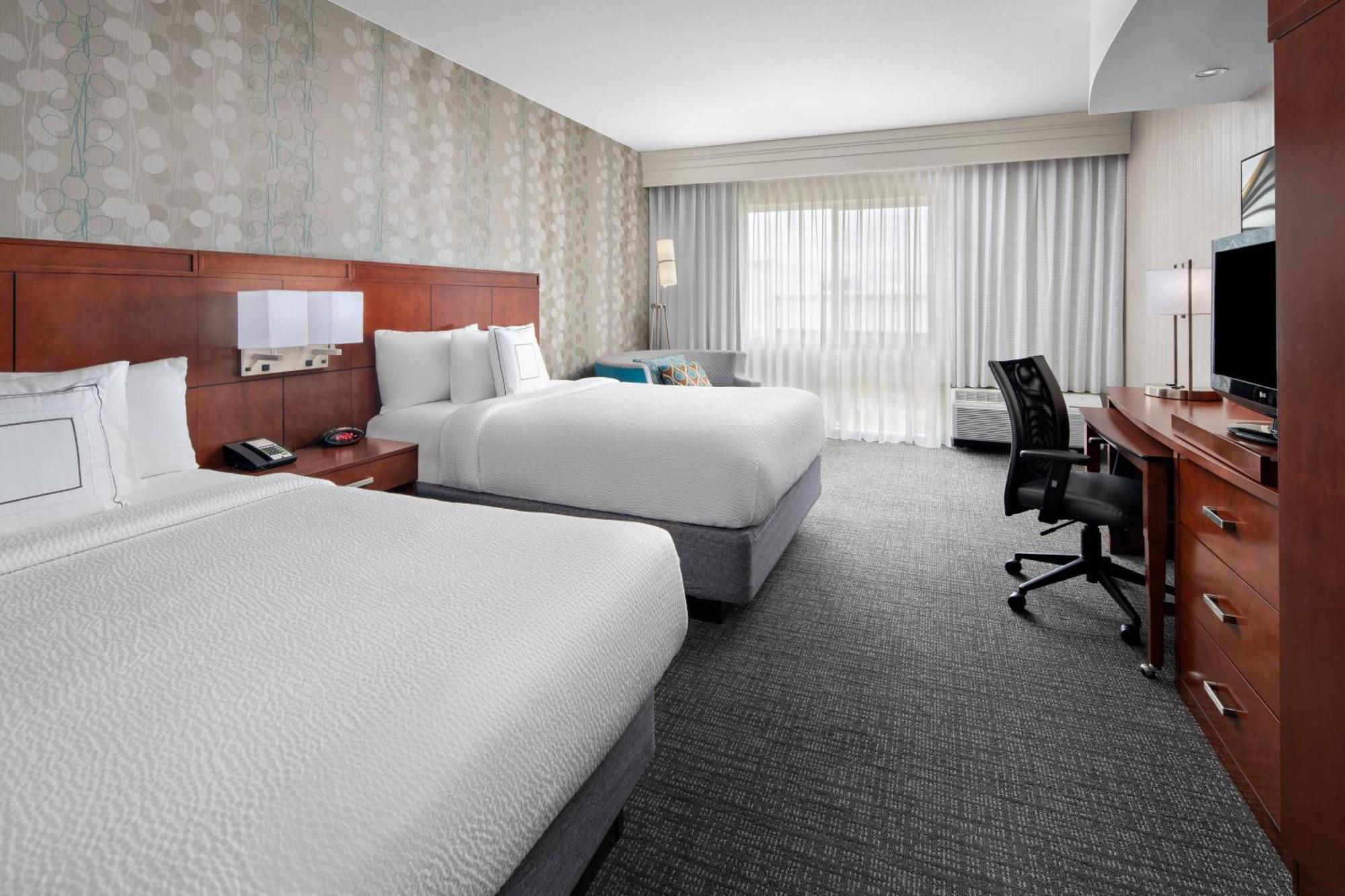Courtyard By Marriott Raleigh North/Triangle Town Center Hotel Екстериор снимка